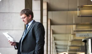 Homme lisant son Bilan Retraite