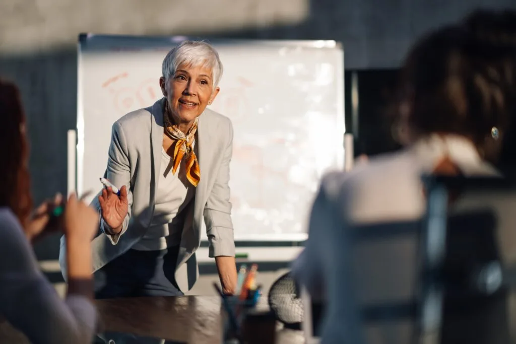 Femme présentant les avantages du bilan retraite