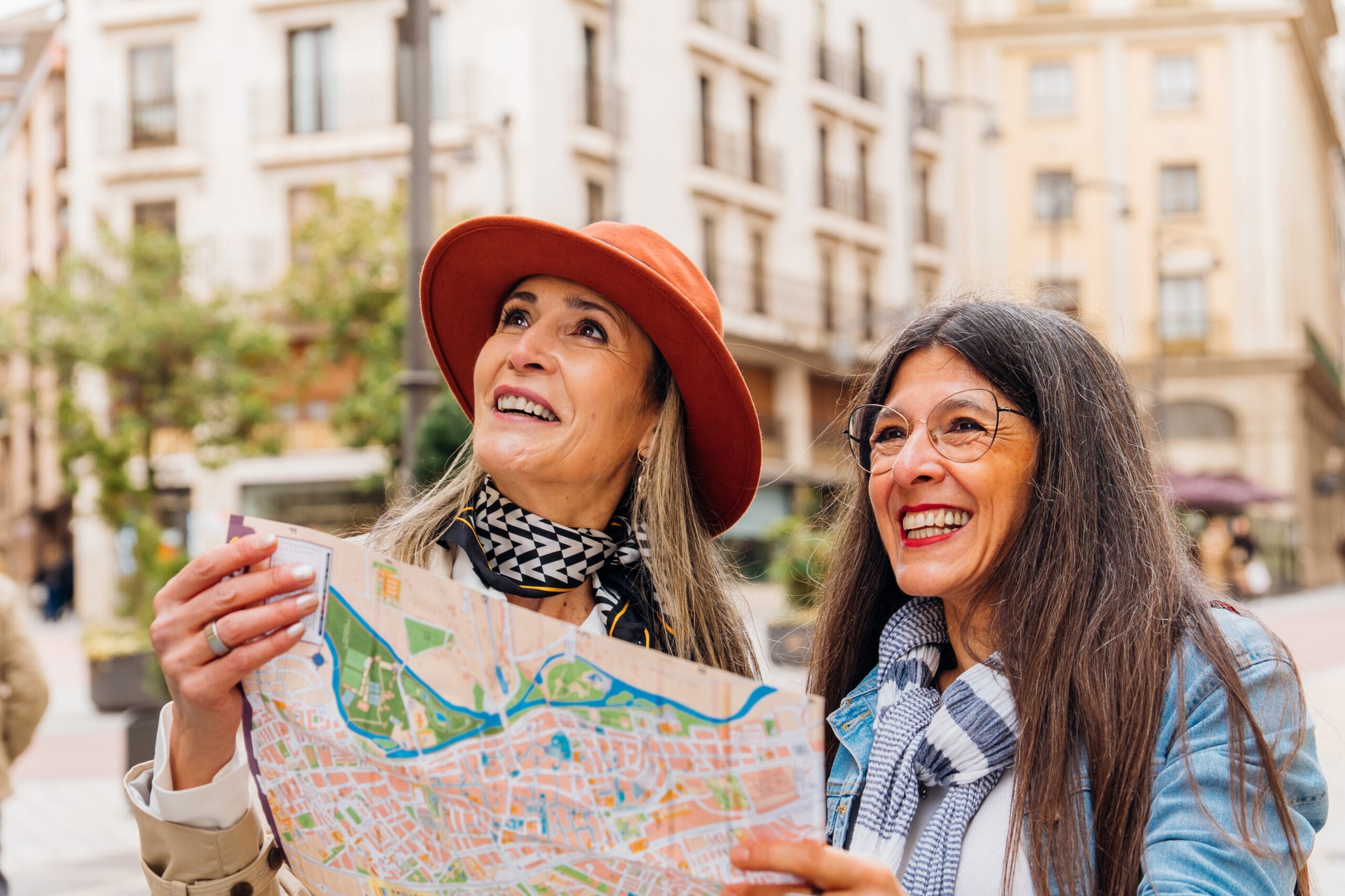 2 femmes dans une rue durant leur nouvelle retraite